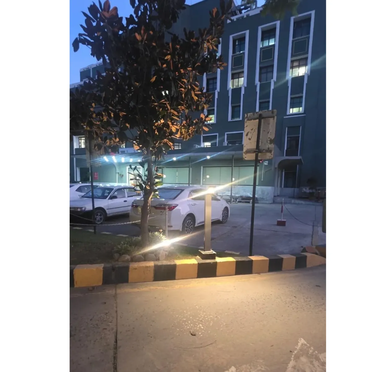 Heavy-duty MS iron construction with a weather-resistant grey powder coat ensures longevity in Islamabad’s climate.